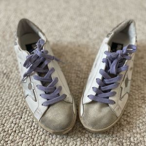 Lightly used Golden Goose women’s sneaker size 36, excellent condition.